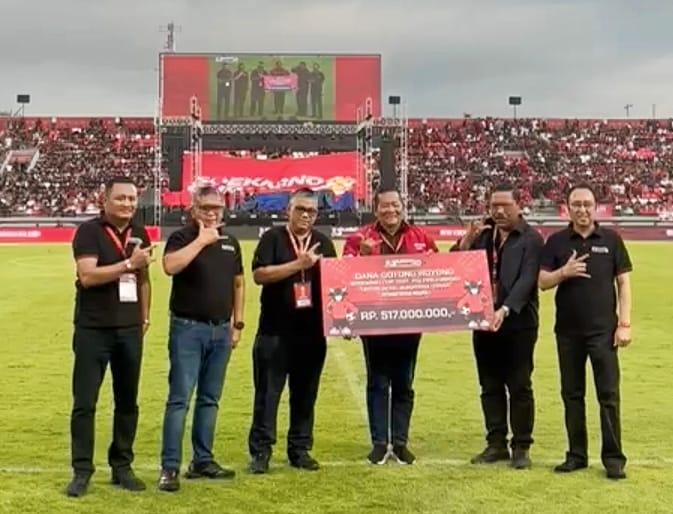 Kepała Pusat Analisa dan Pengendali Situasi PDI Perjuangan Prananda Prabowo didampingi Sekjen PDIP Hasto Kristiyanto kepada Ketua DPD PDIP Sumatera Barat, Sumatera Utara dan Aceh di Stadion Dipta Gianyar Bali, Sabtu malam (13/12/2025). (balihotnews/istimewa)