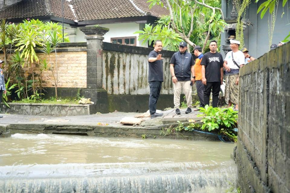 Wakil Bupati Badung I Bagus Alit Sucipta atau Gus Bota meninjau lokasi banjir di Tibubeneng dan Canggu, Kecamatan Kuta Utara, Minggu (14/12/2025). Banjir akibat hujan deras tersebut menewaskan seorang warga negara asing (WNA). (Balihotnews/red)