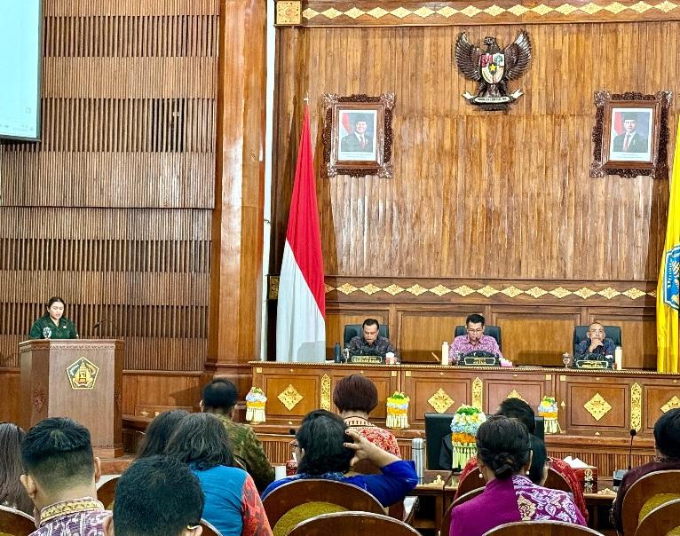 Suasana Rapat Paripurna DPRD Bali di Gedung Wiswa Sabha, Kantor Gubernur Bali, Denpasar, Senin (15/12/2025), saat seluruh fraksi menyampaikan pandangan umum terhadap Raperda Pengendalian Toko Modern Berjejaring serta Raperda Pengendalian Alih Fungsi Lahan Produktif dan larangan kepemilikan lahan nominee. (Balihotnewa/red)