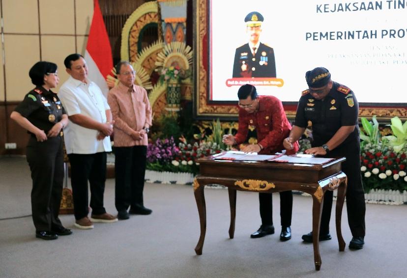 Pemkab dan Kajari Klungkung saat penandatanganan MoU penerapan pidana kerja sosial bagi pelaku tindak pidana di Gedung Jayasabha, Kantor Gubernur Bali, Denpasar, Selasa (17/12/2025). (balihotnews/istimewa)