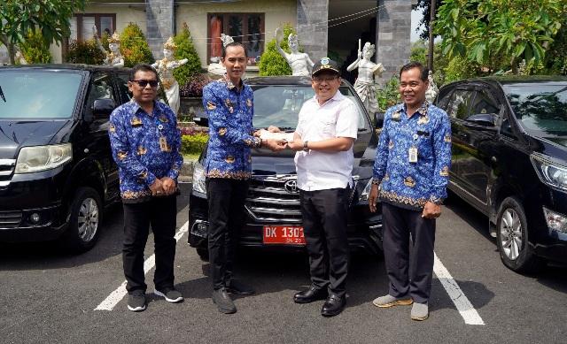 Wabup Tjok Surya serahkan kendaraan dinas roda empat kepada Badan Narkotika Nasional Kabupaten Klungkung di halaman Kantor Bupati Klungkung, Rabu (17/12/2025). (balihotnews/istimewa)