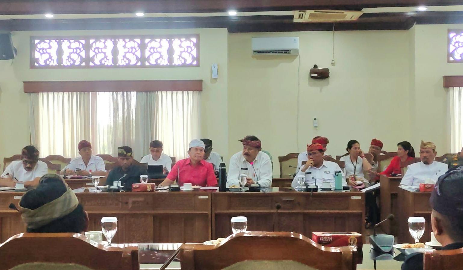 Suasana Rapat Dengar Pendapat (RDP) antara Tim Pansus TRAP DPRD Bali dengan 13 pemilik akomodasi pariwisata kawasan Jatiluwih di Gedung DPRD Bali, Renon, Denpasar, Jumat (19/12/2025). Pemanggilan tersebut dilakukan untuk menindaklanjuti temuan indikasi pelanggaran tata ruang dan alih fungsi lahan di kawasan Warisan Budaya Dunia (WBD) Jatiluwih. (Balihotnews/Ist).