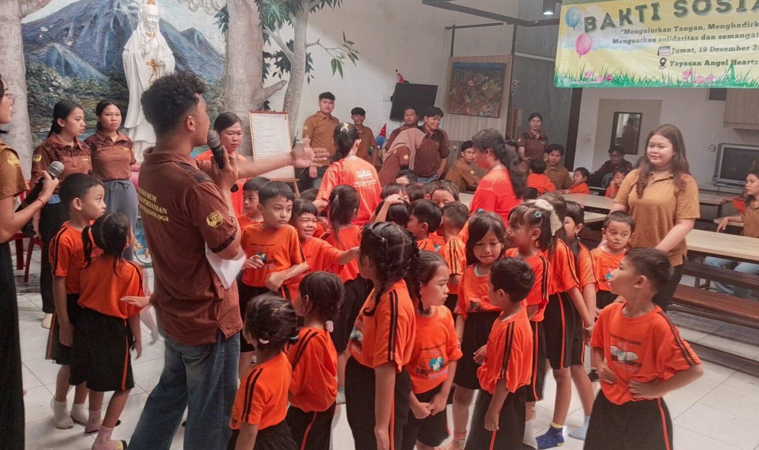 Badan Eksekutif Mahasiswa Fakultas Pertanian, Sains, dan Teknologi (BEM FPST) Universitas Warmadewa gelar bakti sosial di Yayasan Angel Hearts, Denpasar, Jumat (19/12/2025). (balihotnews/istimewa)