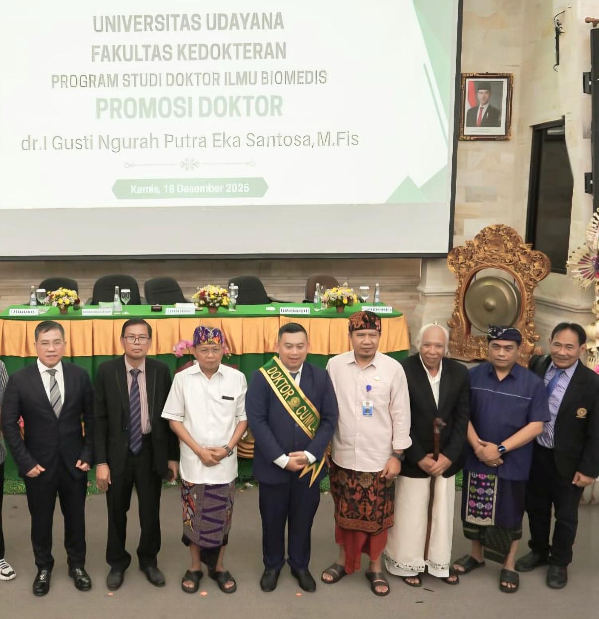dr. I Gusti Ngurah Putra Eka Santosa, M.Fis., resmi menyandang gelar Doktor dengan predikat Cum Laude di FK Unud, Denpasar, Kamis (18/12/2025). Dalam sidang terbuka disertasi doktoral turut dihadiri Gubernur Bali Wayan Koster dan sejumlah undangan. (Balihotnews/red)