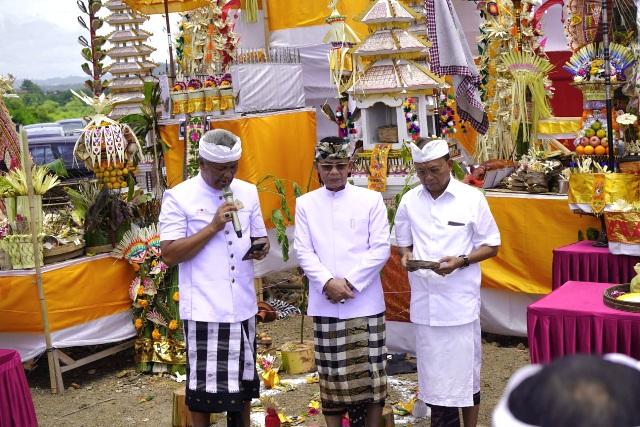 Gubernur Bali Wayan Koster dan Bupati Klungkjng I Made Satria saat Upacara Tawur Agung Labuh Gentuh Ngeruak Bumi Penegteg Jagat di kawasan PKB Klungkung, Senin (29/12/2025). (balihotnews/istimewa)