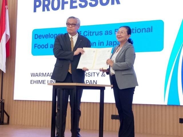 Visiting professor oleh Prof. Takuya Sugahara, Ph.D., dari Food and Health Function Research Center Universitas Ehime di Fakultas Pertanian, Sains, dan Teknologi Universitas Warmadewa pada Senin (29/12/2025). (balihotnews/istimewa)
