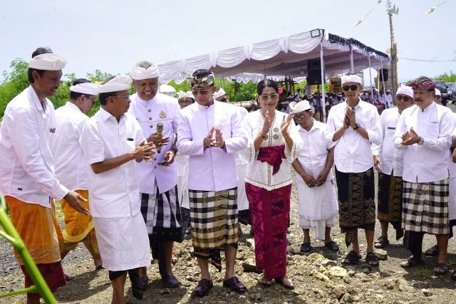 Bupati Klungkung I Made Satria bersama Wakil Bupati Klungkung Tjokorda Gde Surya Putra beserta Gubernur Bali Wayan Koster dalam Puncak Upacara Tawur Agung Labuh Gentuh, Bhumi Sudha, Balik Sumpah, Pangruak Bhumi, Panegteg Jagad digelar di kawasan Pusat Kebudayaan Bali (PKB), Desa Gunaksa, Kecamatan Dawan, Senin (29/12/2025). (balihotnews/istimewa)