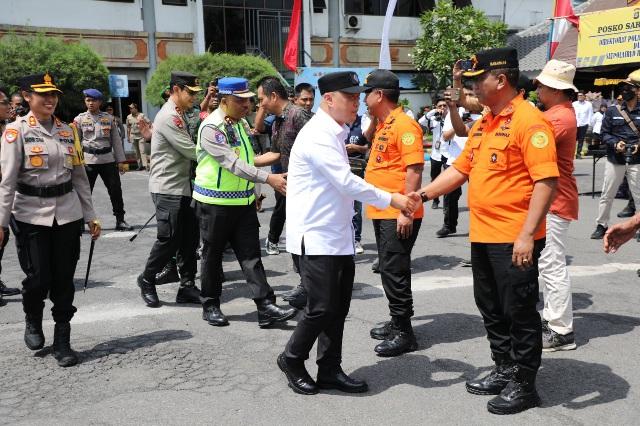 Kapolda Bali Irjen Pol. Daniel Adityajaya mendampingi Menteri Perhubungan RI Dudy Purwagandhi dan Kakorlantas Polri Irjen Pol. Agus Suryonugroho saat meninjau kesiapan pengamanan angkutan Natal 2025 dan Tahun Baru 2026 (Nataru) di Pelabuhan Gilimanuk, Jembrana, Senin (29/12/2025). (balihotnews/istimewa)