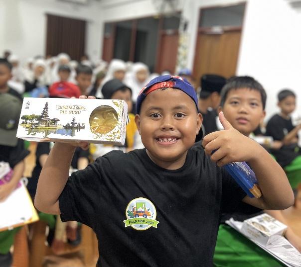 Kunjungan edukasi wisata oleh anak anak SD ke Pie Susu Dewata Agung. (balihotnews/istimewa)