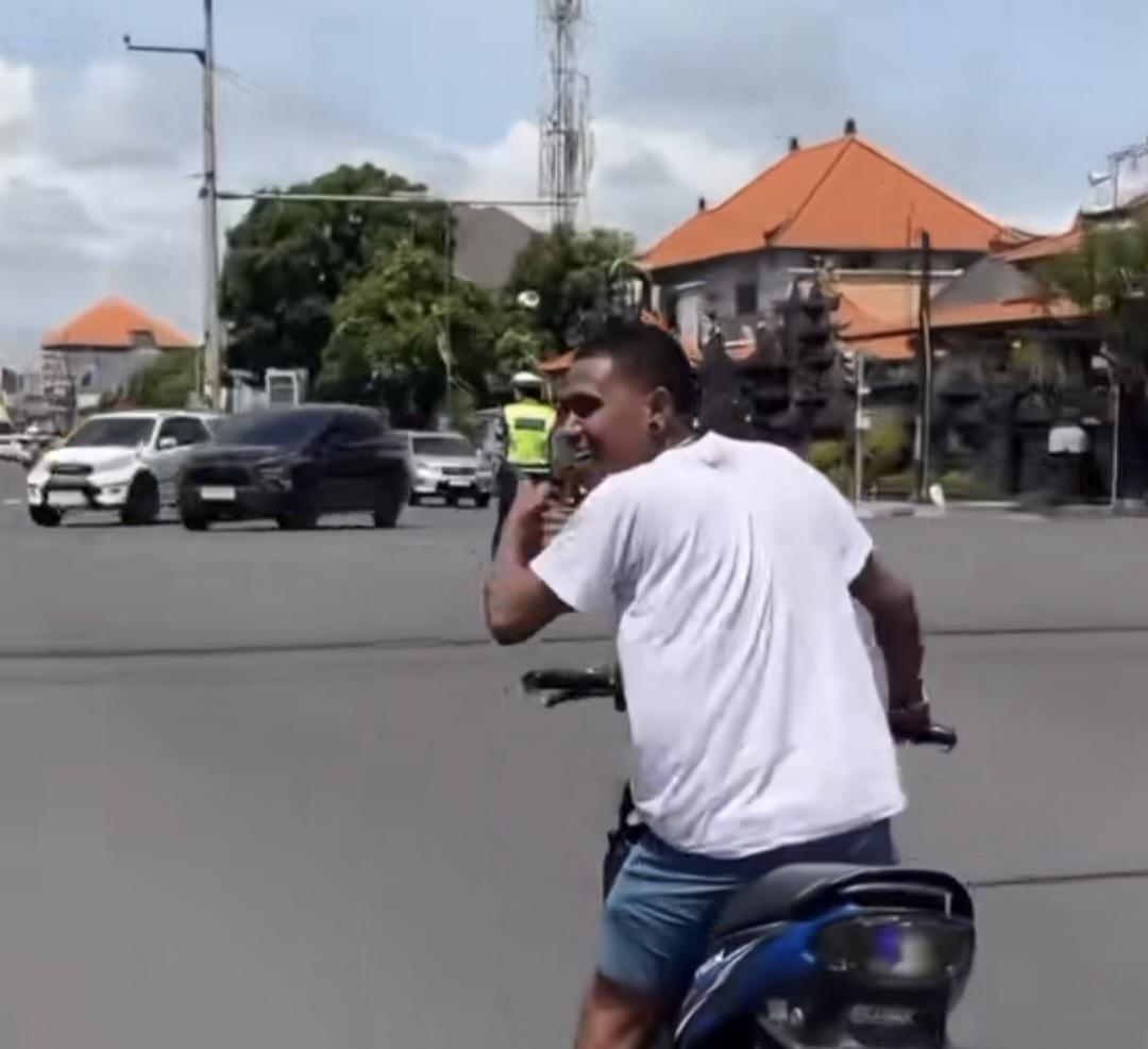 Aksi tak terpuji yang dilakukan pria bernama Yulius Moruk (20) asal Nusa Tenggara Timur, yang mengendarai sepeda motor ugal-ugalan di lampu merah perempatan Benoa, Senin (8/12/2025). (balihotnews/istimewa)