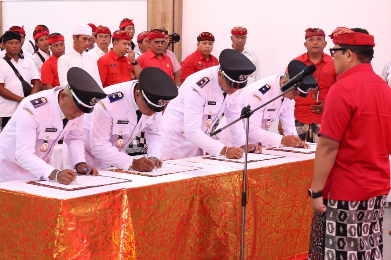 4 Perbekel (Kepala Desa) baru di wilayah Kabupaten Tabanan menandatangani berita acara pelantikan disaksikan Bupati Tabanan I Komang Gede Sanjaya di Graha Yadnya Sanjayaning Singasana, Jumat (30/1/2026). (Balihotnews/red)