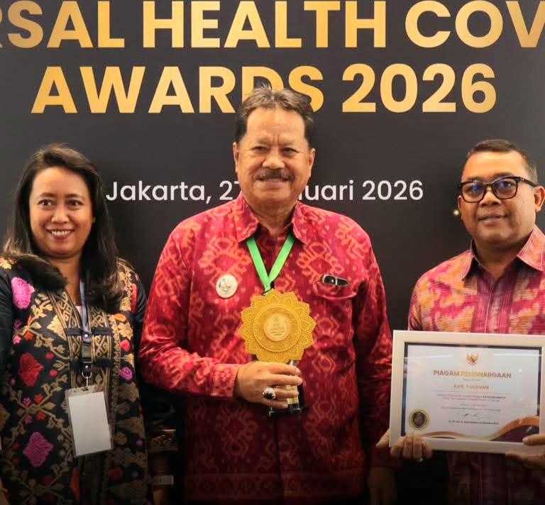 Wakil Bupati Tabanan I Made Dirga (tengah) menerima penghargaan Universal Health Coverage (UHC) 2026 di Jakarta, Selasa (27/1/2026). Penghargaan ini diraih atas komitmen Pemkab Tabanan menjamin akses kesehatan seluruh warga. (Balihotnews/Ist)