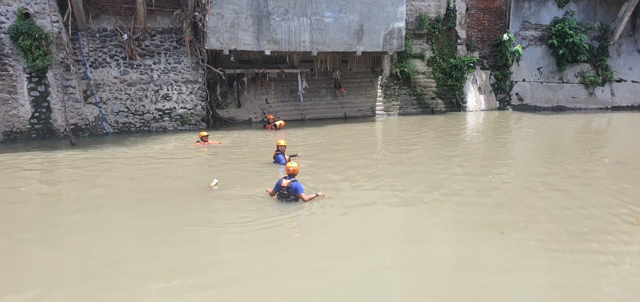Tim SAR Gabungan pada Sabtu (3/1/2026) dalam pencarian seorang pria yang terseret arus saat memancing di Tukad Badung. (balihotnews/sar)