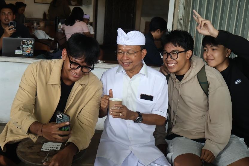 Gubernur Bali Wayan Koster foto bersama anak muda di Jenar Coffee pada Sabtu (3/1/2026). (balihotnews/ist)
