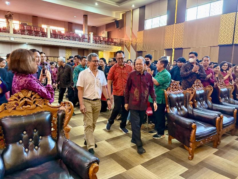 Rocky Gerung saat mengisi kuliah umum di Universitas Mahasaraswati dan dihadiri Gubernur Bali Wayan Koster, pada Selasa (6/1/2026). (balihotnews/istimewa)
