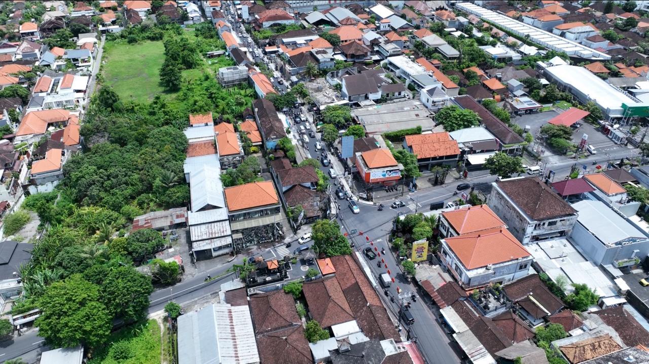 Foto dari udara perempatan di kawasan Kerobokan Kelod, Kecamatan Kuta Utara, Badung, berjalan lancar dan efektif sejak Minggu (14/12/2025). Perubahan pola arus lalu lintas ini mampu menekan antrean kendaraan secara signifikan, khususnya pada jam-jam sibuk yang selama ini menjadi momok bagi warga maupun wisatawan. (Balihotnews/Istimewa).