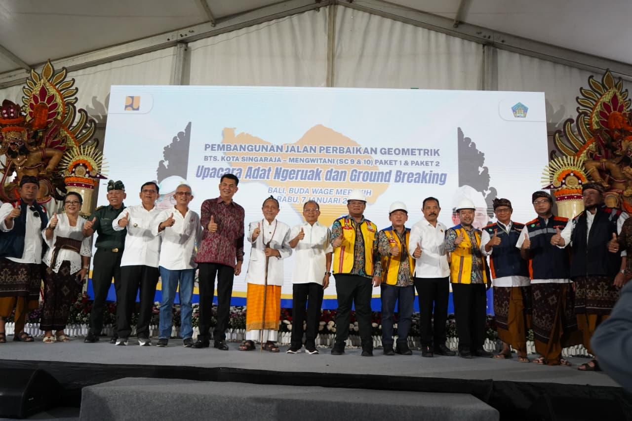 Upacara Adat Ngeruak dan Ground Breaking Pembangunan Shortcut Titik 9 dan 10 di Desa Gitgit, Kecamatan Sukasada penanda pembangunan lanjutan Jalan Shortcut Singaraja - Mengwitani, pada Rabu (7/1/2026).