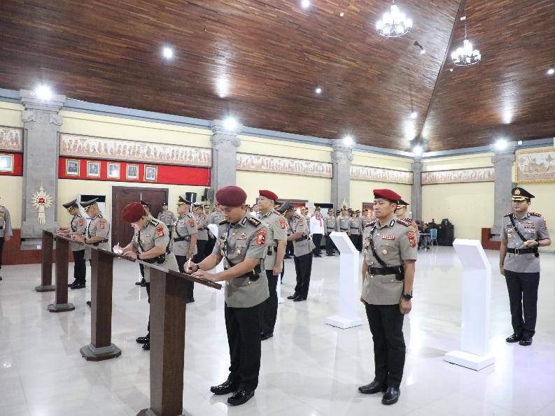 Upacara serah terima jabatan (Sertijab) sejumlah Pejabat Utama (PJU) dan Kapolres jajaran di Gedung Presisi Polda Bali, Rabu (7/1/2026). (balihotnews/poldabali)