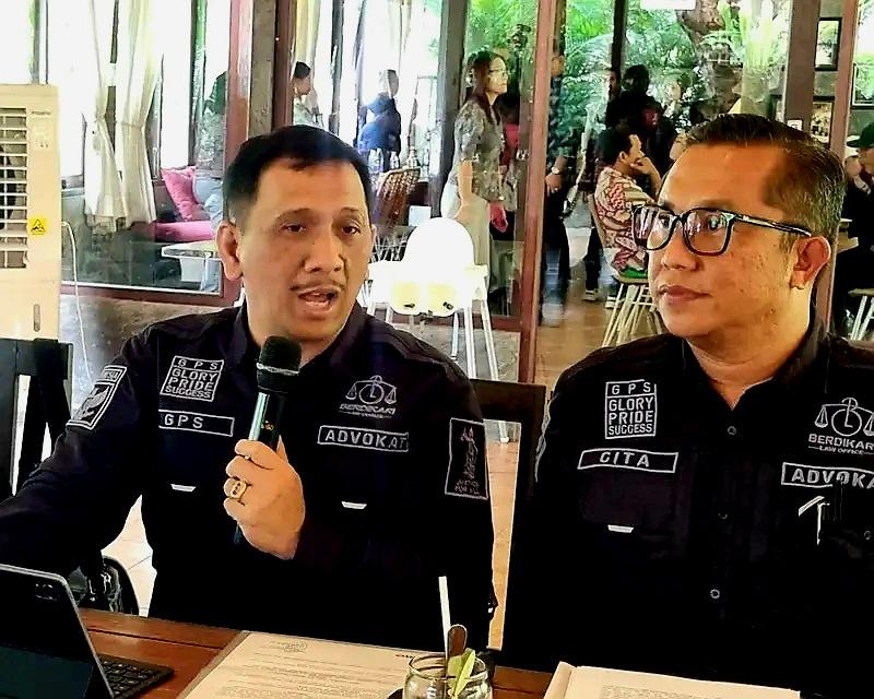 Koordinator Kuasa Hukum Kepala BPN Bali, Gede Pasek Suardika (kiri), saat memberikan keterangan pers terkait gugatan praperadilan di Denpasar, Selasa (13/1/2026). (Balihotnews/red).