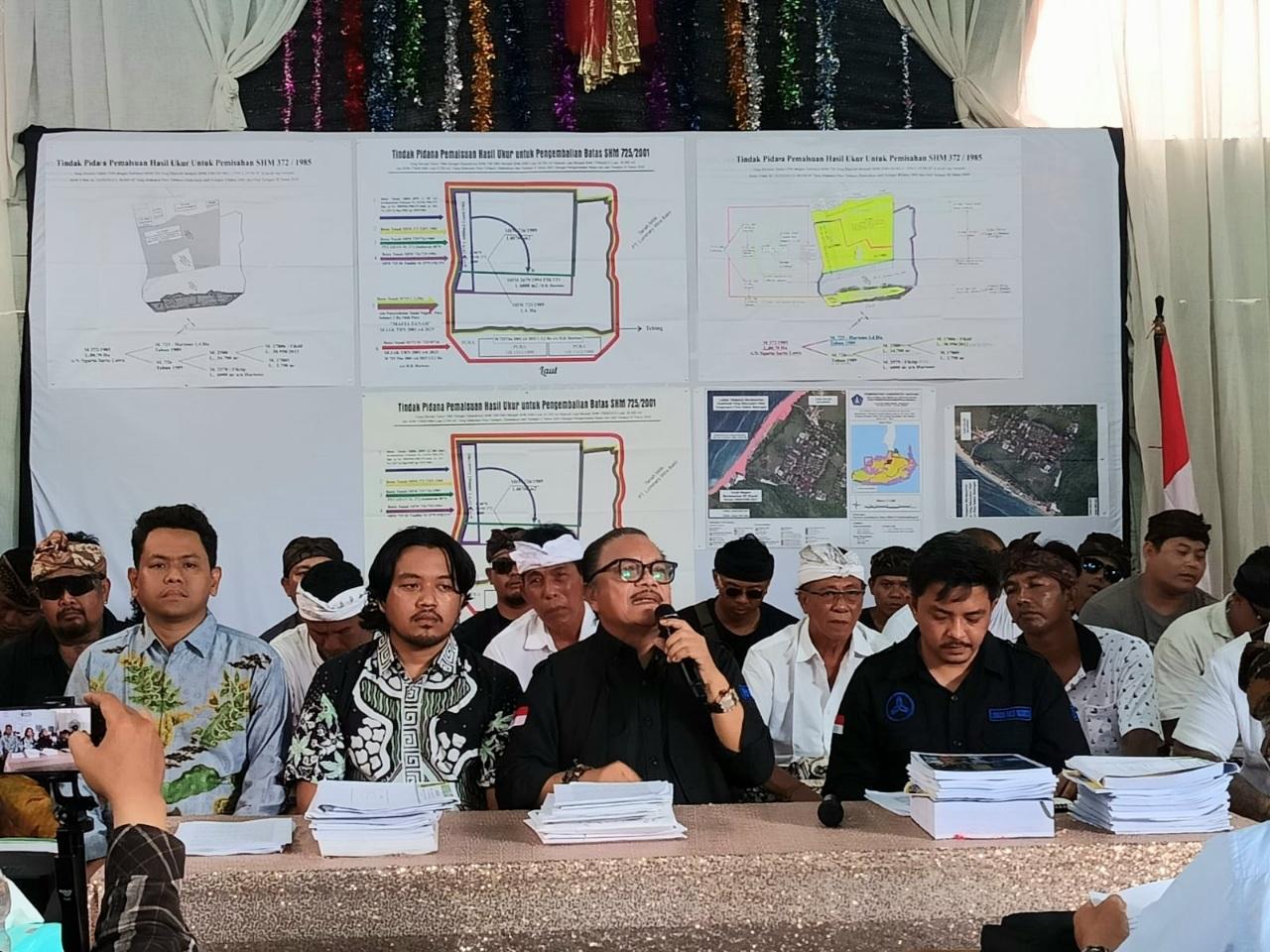 Kuasa hukum Pengempon Pura Dalem Balangan, Harmaini Idris Hasibuan, didampingi warga pengempon pura saat memberikan keterangan pers di Denpasar, Sabtu (17/1/2026). (Balihotnews/Roland)