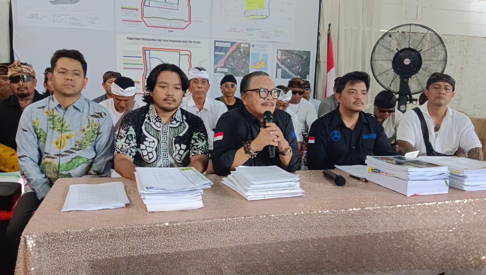 Kuasa hukum Pengempon Pura Dalem Balangan, Harmaini Idris Hasibuan, didampingi warga pengempon pura saat memberikan keterangan pers di Denpasar, Sabtu (17/1/2026). (Balihotnews/Roland)