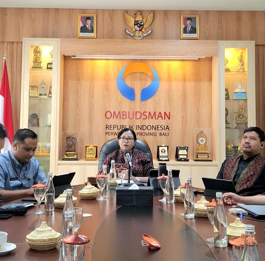 Kepala Perwakilan Ombudsman Bali, Ni Nyoman Sri Widhiyanti (tengah), memaparkan kinerja tahun 2025 dan sorotan terhadap pengelolaan Pungutan Wisatawan Asing (PWA) di Denpasar, Rabu (21/1/2026). (Balihotnews/Ist)
