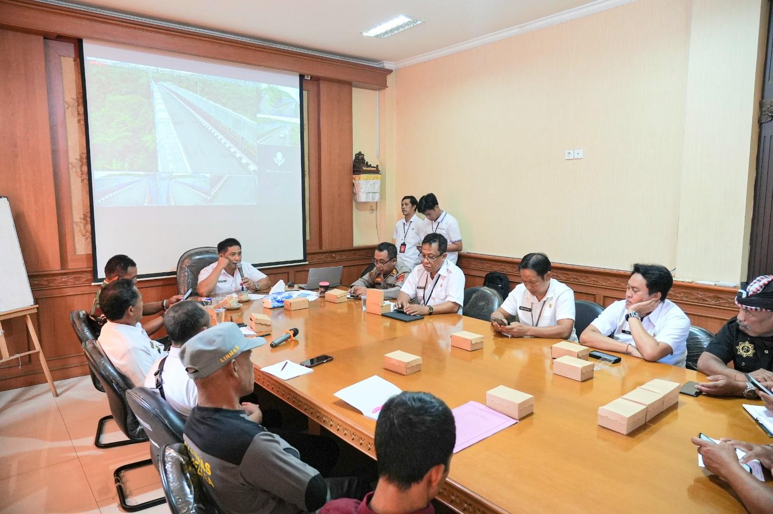 Rapat koordinasi pengamanan Jembatan Tukad Bangkung di Kantor Camat Petang, Badung, Rabu (21/1/2026). (Balihotnews/red).