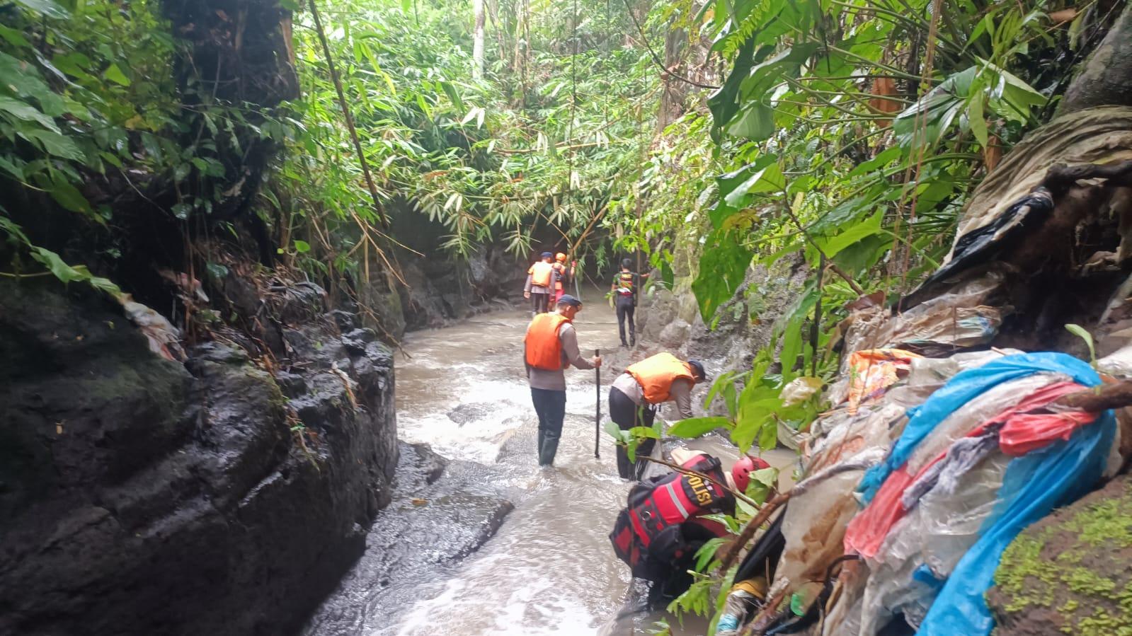 Tim SAR gabungan kembali menemukan jasad Yuliana Da Costa Makum (29), ibu dari balita Audrey, di aliran Sungai Yeh Ge, Kabupaten Tabanan, Kamis siang (22/1/2026). (balihotnews/TimSAR)