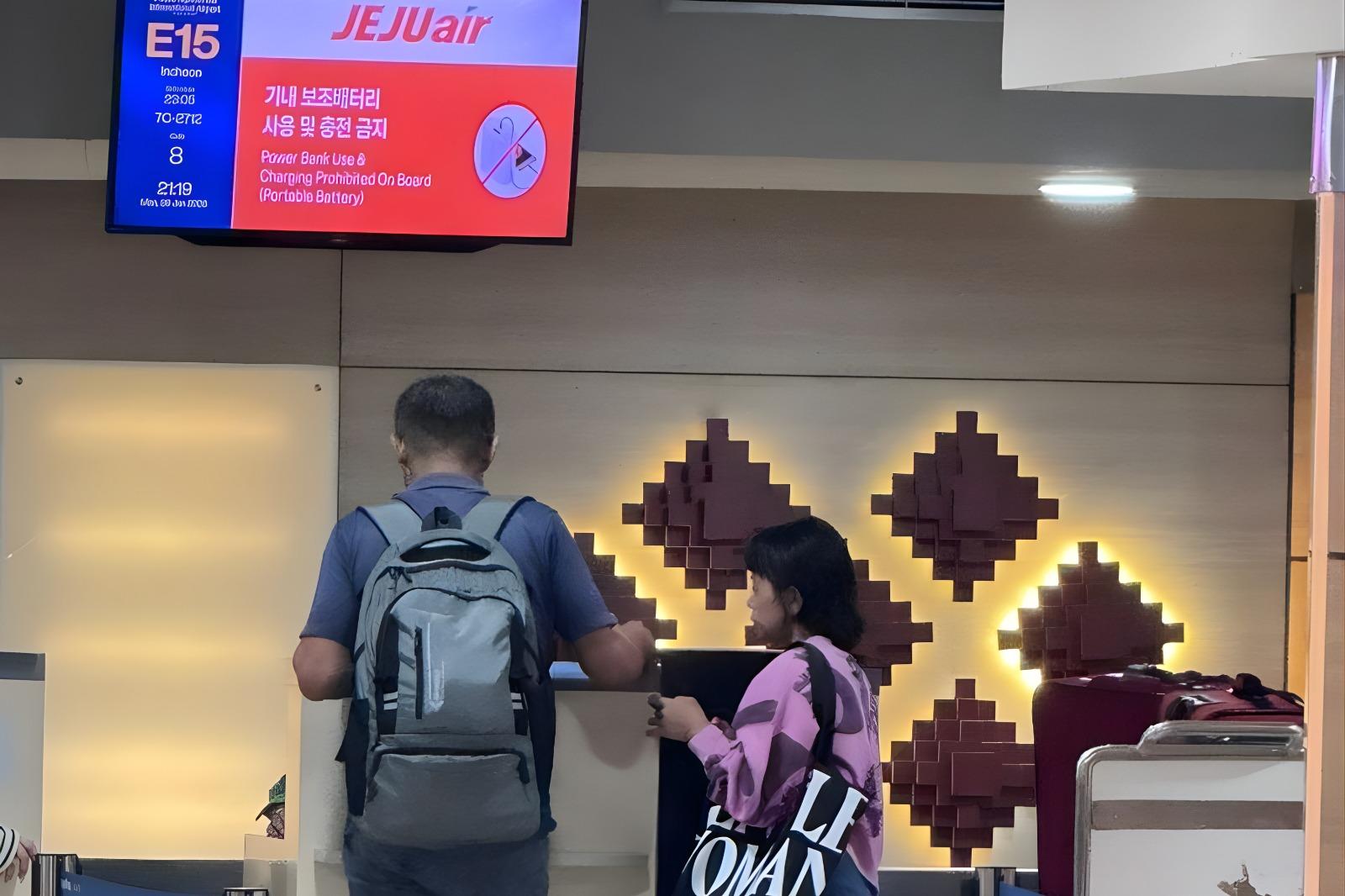 Warga negara Korea Selatan berinisial CHK dideportasi dari Bali, Senin (26/1/2026) malam. (Balihotnews/Istimewa).