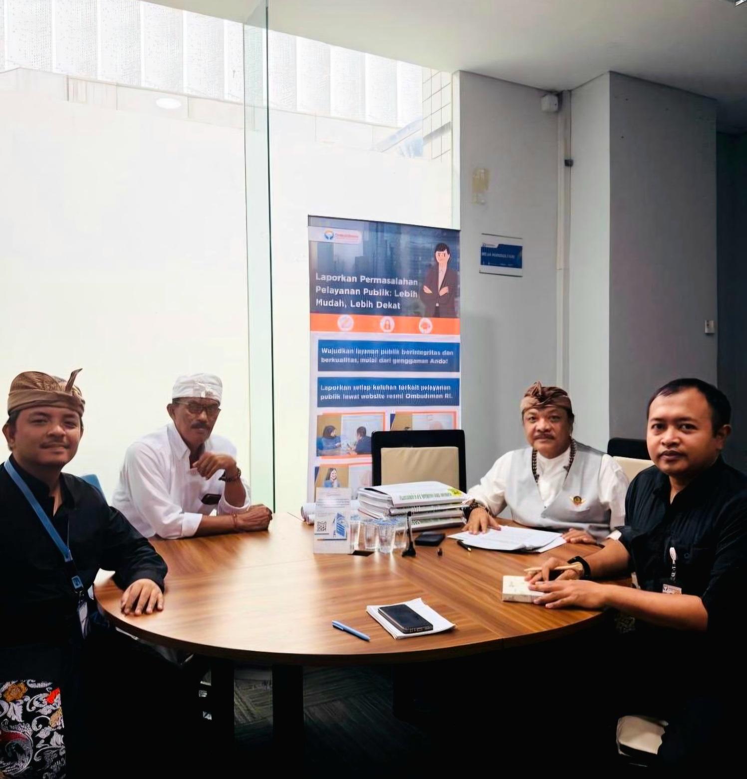 Tim kuasa hukum pengempon Pura Dalem Balangan yang dipimpin Harmaini Idris Hasibuan mendatangi Kantor Ombudsman RI di Jakarta Selatan, Rabu (28/1/2026). (Balihotnews/Istimewa)