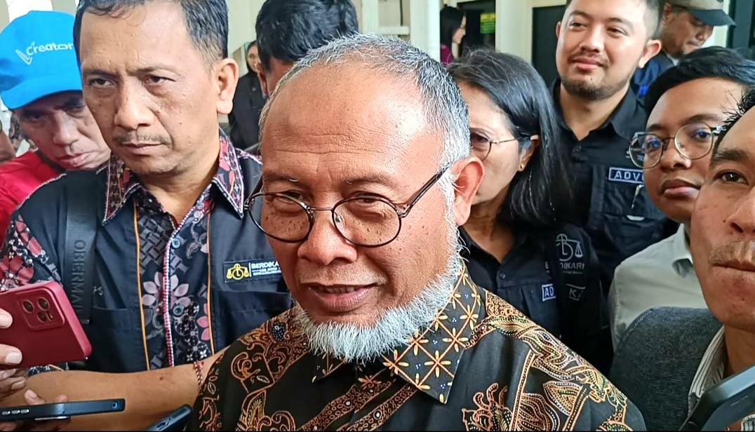 Mantan Komisioner KPK, Bambang Widjojanto, saat hadir di Pengadilan Negeri Denpasar, Jumat (30/1/2026). (Balihotnews/Rolnd)
