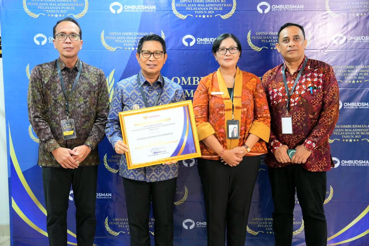 Bupati Badung I Wayan Adi Arnawa (kedua kiri) bersama Kepala Ombudsman RI Perwakilan Bali Ni Nyoman Sri Widhiyanti (kedua kanan) usai menerima penghargaan Opini Kualitas Tertinggi Tanpa Maladministrasi di Kantor Ombudsman RI, Jakarta, Kamis (29/1/2026). (Balihotnews/red).