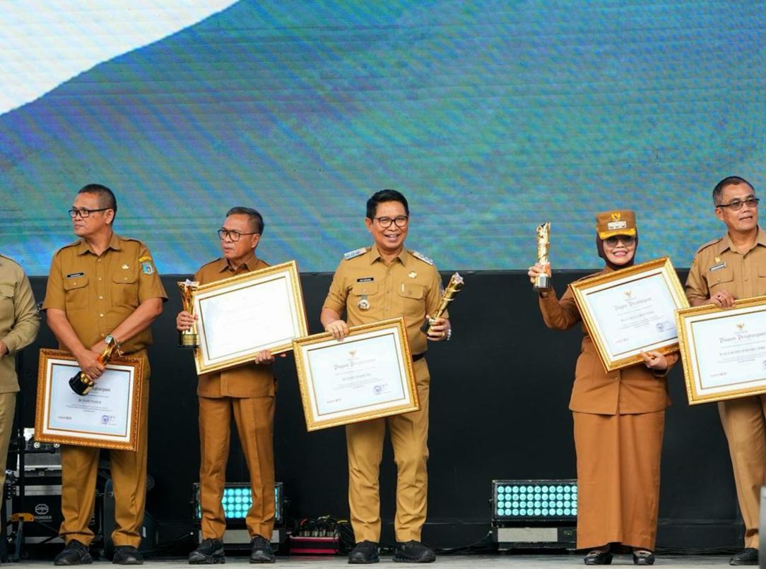 Bupati Badung I Wayan Adi Arnawa (tengah) menerima Penghargaan Upakarya Wanua Nugraha 2025 dari Kemendagri pada puncak Hardesnas 2026 di Desa Butuh, Boyolali, Jawa Tengah, Kamis (15/1/2026). (Balihotnews/red)