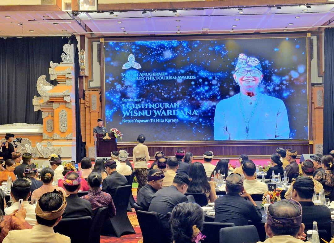 Ketua Yayasan THK Bali, I Gusti Ngurah Wisnu Wardana, memberikan sambutan pada malam puncak Tri Hita Karana Awards ke-25 di Discovery Kartika Plaza Hotel, Kuta, Jumat (9/1/2026). (Balihotnews/dre).
