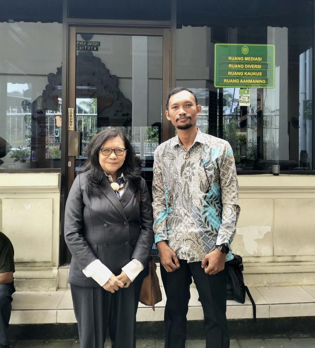 Kuasa Hukum pemohon eksekusi, Siti Sapurah alias Ipung (kiri) saat ditemui di PN Denpasar, Kamis (29/1/2026). (Balihotnews/Ist)
