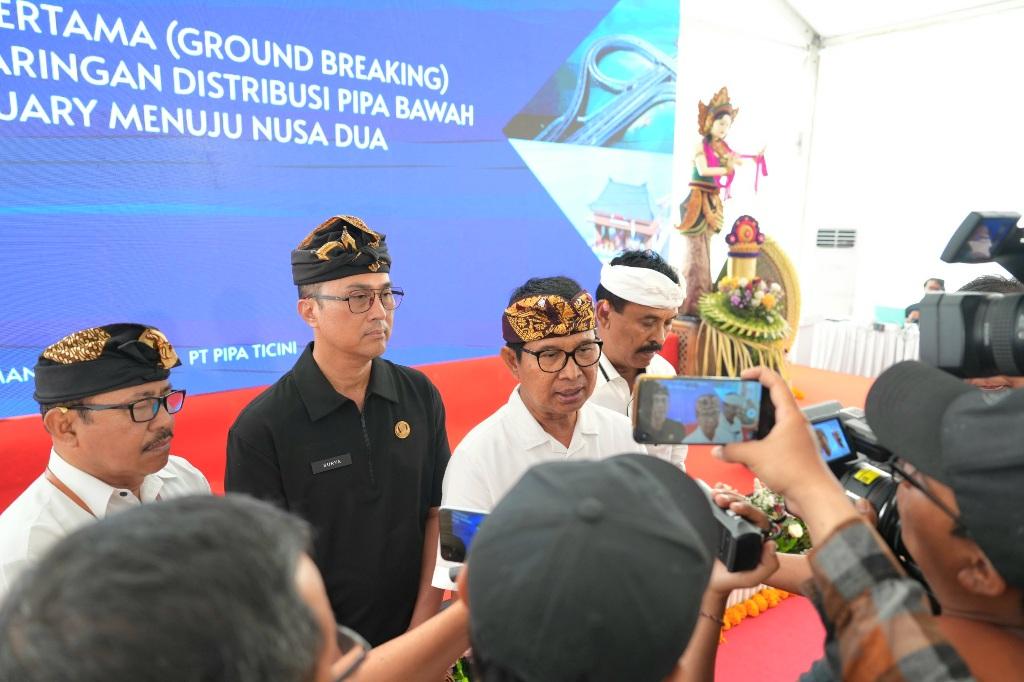 Bupati Badung Wayan Adi Arnawa memaparkan persoalan distribusi air bersih di kawasan Badung Selatan. (Balihotnews/Istimewa)