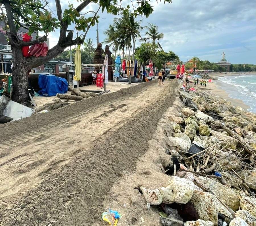 Salah satu titik penataan pasir di Pantai Kuta mulai dilakukan Dinas PUPR Badung untuk memulihkan kondisi pantai pasca-abrasi, sejak Selasa (13/1/2026) kemarin. (Balihotnews/Istimewa).