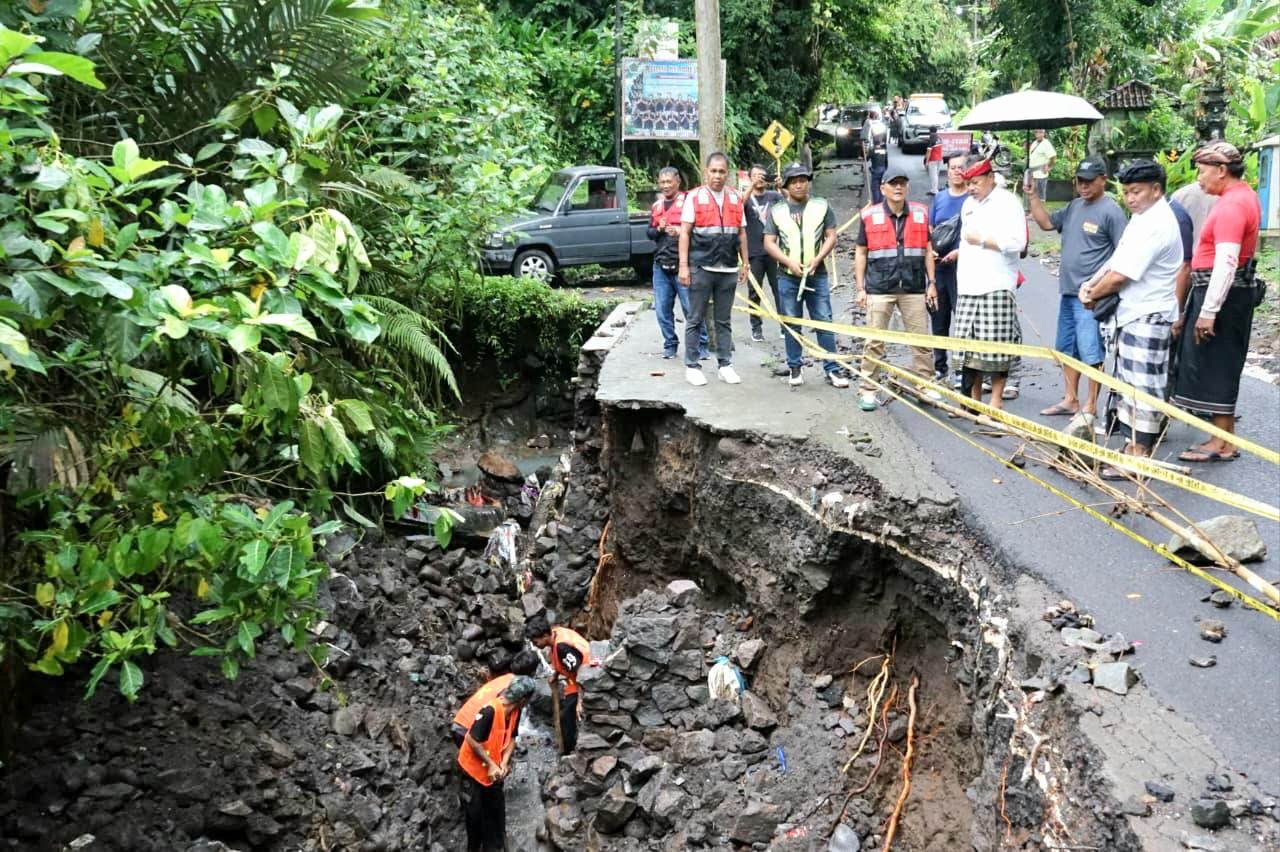 Pemkab Tabanan mempercepat penanganan jalan jebol di Banjar Anyar, Kediri, yang merupakan jalur utama ke Alas Kedaton. Kerusakan infrastruktur ini telah terjadi sejak Rabu (11/2/2026) akibat cuaca ekstrem. (Balihotnews/Istimewa)