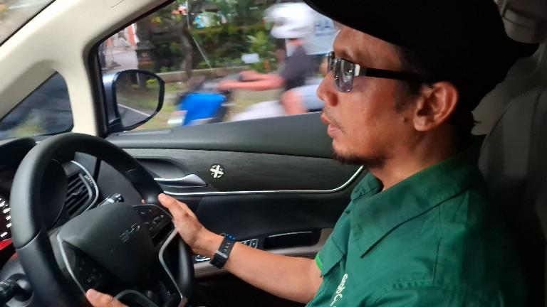 Driver GrabCar Premium di Bali, Khairullah (48). (balihotnews/istimewa)