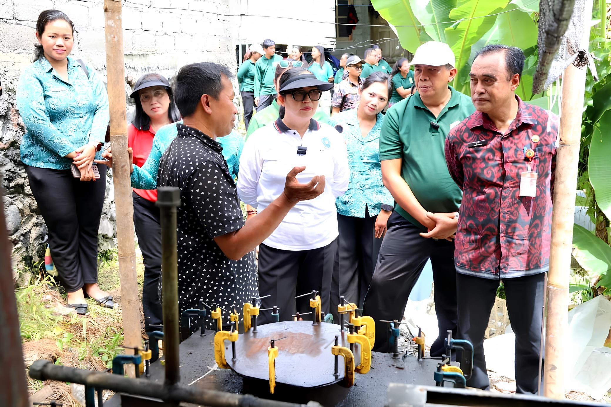 Ketua TP PKK Tabanan Rai Wahyuni Sanjaya meninjau lokasi pengolahan sampah plastik 'Bali Harmoni' di Desa Denbantas, Tabanan, Rabu (11/2/2026). (Balihotnews/red)
