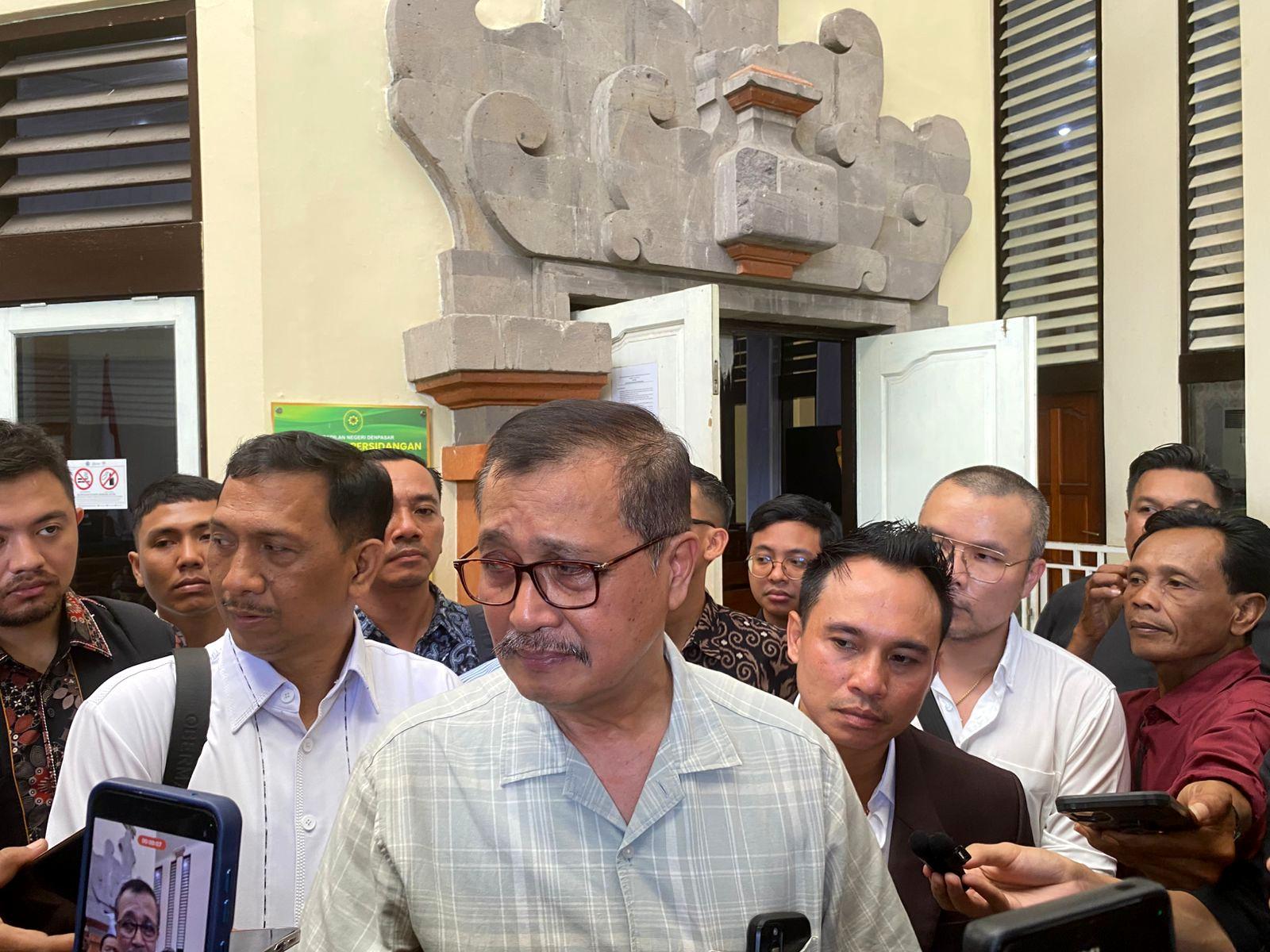 Mantan Wakapolri Komjen Pol (Purn) Oegroseno berbicara kepada awak media usai memantau sidang praperadilan Kepala BPN Bali, I Made Daging, di PN Denpasar, Selasa (3/2/2026). (Balihotnews/Dre)