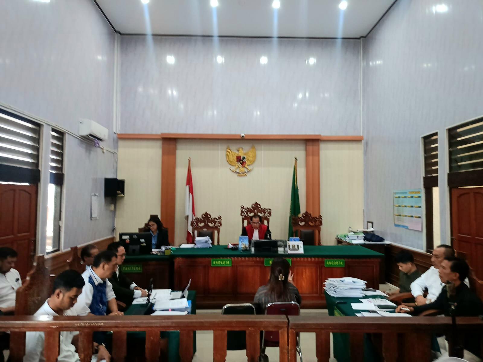 Suasana sidang praperadilan terkait penetapan tersangka Kepala BPN Bali I Made Daging di Pengadilan Negeri Denpasar, Rabu (4/2/2026). (Balihotnews/Roland)