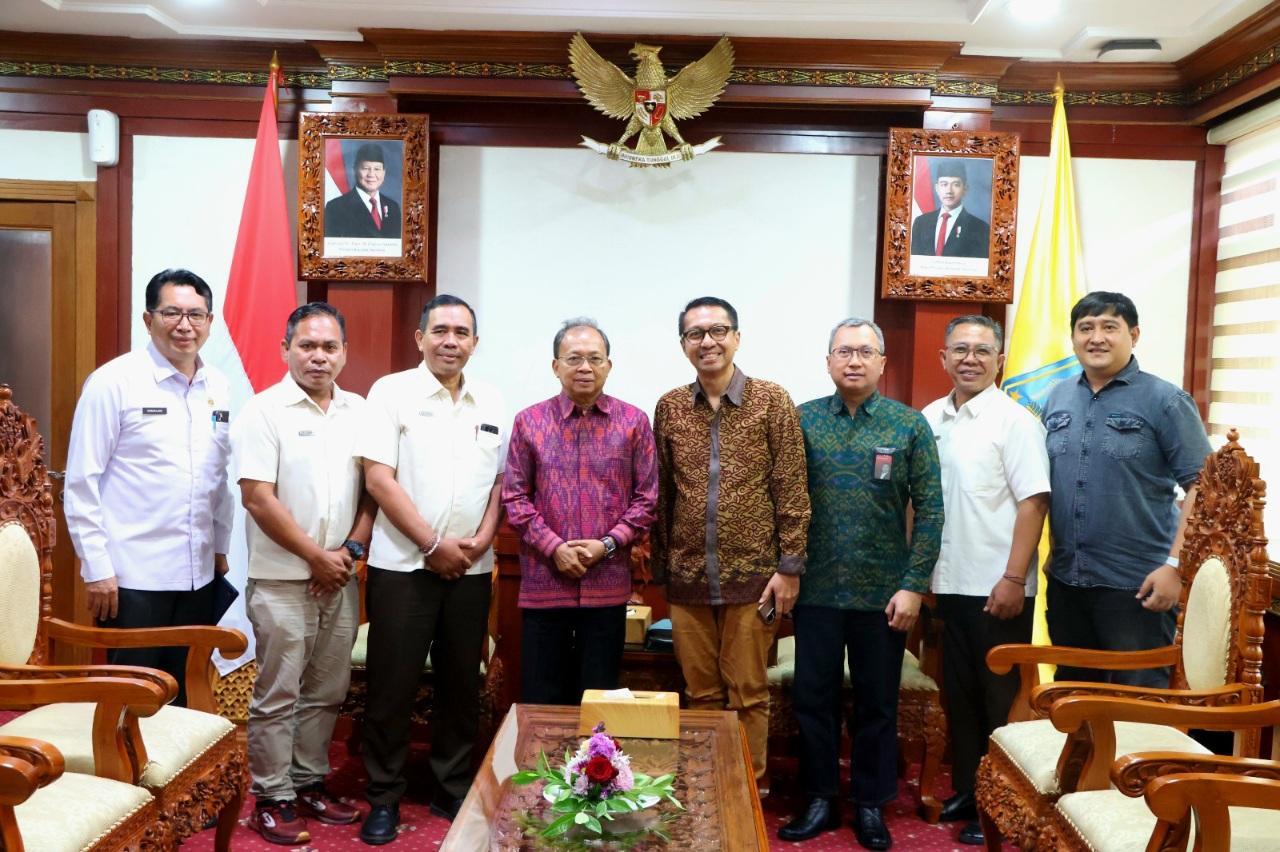 Gubernur Bali Wayan Koster (berbaju endek merah) berfoto bersama manajemen Prama Sanur Beach di Kantor Gubernur Bali, Renon, Denpasar, Rabu (4/2/2026). (Balihotnews/Istimewa)