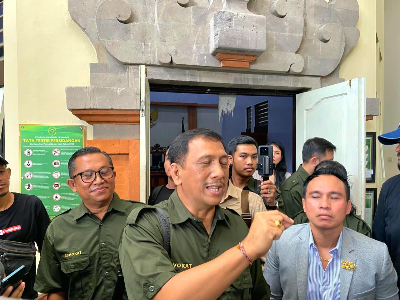 Koordinator Kuasa Hukum Kepala BPN Bali Gede Pasek Suardika memberikan keterangan pers usai sidang putusan praperadilan di PN Denpasar, Senin (9/2/2026). (Balihotnews/Roland)