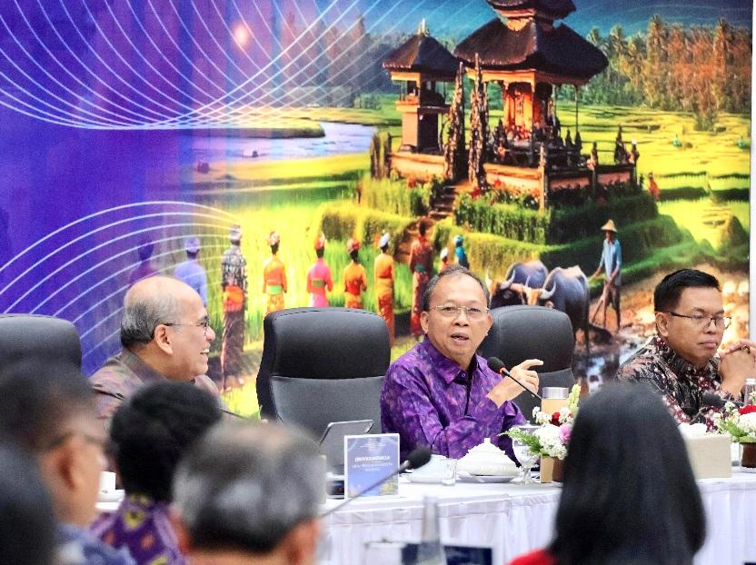 Gubernur Bali Wayan Koster memberikan arahan saat membuka High Level Meeting TPID dan TP2DD Provinsi Bali di Auditorium Bank Indonesia, Denpasar, Selasa (10/2/2026). (Balihotnews/Istimewa).