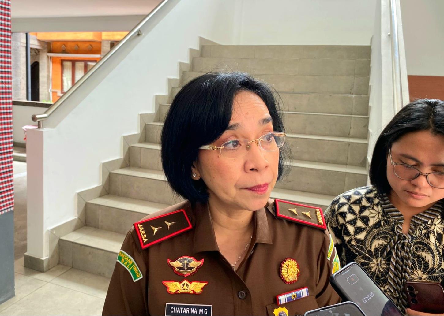 Kepala Kejaksaan Tinggi Bali, Dr. Chatarina Muliana Girsang, menjawab pertanyaan awak media usai sosialisasi KUHP dan KUHAP Baru di Pengadilan Tinggi Denpasar, Jumat (13/2/2026). (Balihotnews/red)