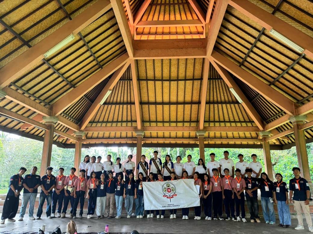 Anggota Sispala Wira Satya Mandala SMAN 1 Kuta menggelar aksi sosial di Kabupaten Badung, Bali, dalam rangka memperingati HUT ke-15, Sabtu-Minggu (14-15/2/2026). (Balihotnews/red)