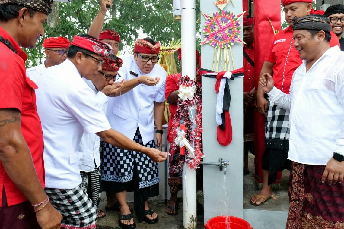 Bupati Tabanan I Komang Gede Sanjaya (tengah) didampingi sejumlah pejabat terkait meresmikan Tower Beji Abianlalang di Desa Wanasari, Tabanan, Selasa (17/2/2026). (Balihotnews/red)
