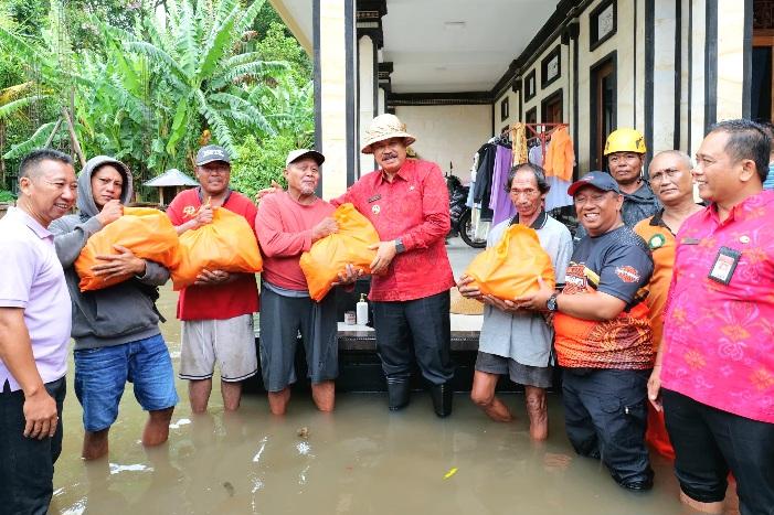 Wakil Bupati Tabanan I Made Dirga (tengah) saat meninjau lokasi banjir di Banjar Jaga Satru, Kediri, Tabanan. (Balihotnews/Istimewa)