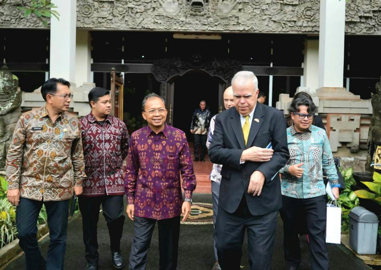 Gubernur Bali Wayan Koster menerima kunjungan Duta Besar AS untuk Indonesia Peter Mark Haymond di Kantor Gubernur Bali, Denpasar, Selasa (24/2/2026). (Balihotnews/Istimewa)